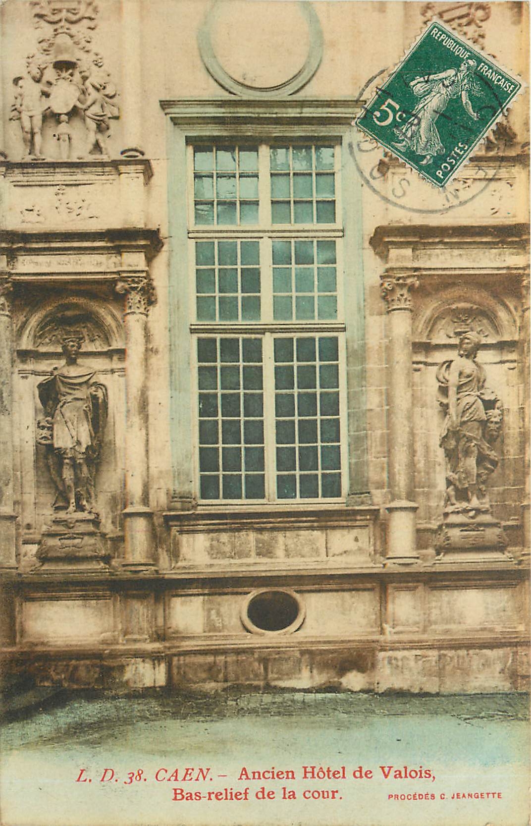 Caen — Ancien Hôtel de Valois, Bas-relief de la cour — Procédés C. Jeangette, n° 38
