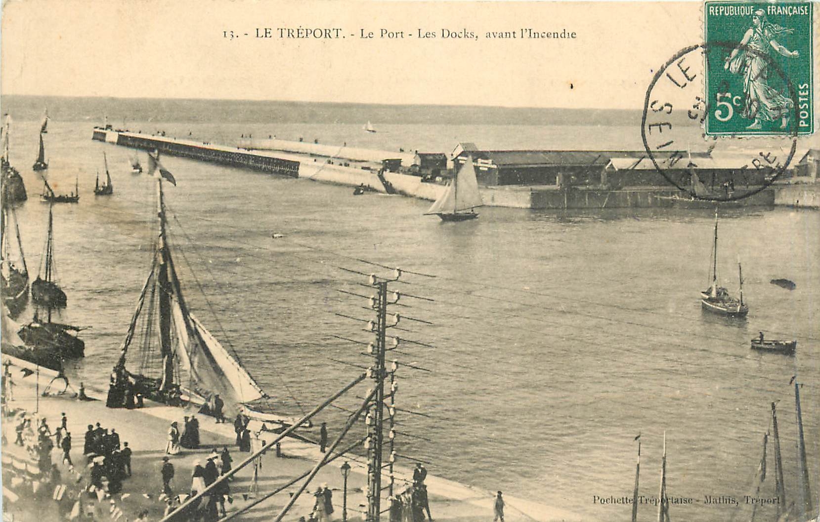 CPA Le Treport Le Port Les Docks avant l'Incendie Bateau