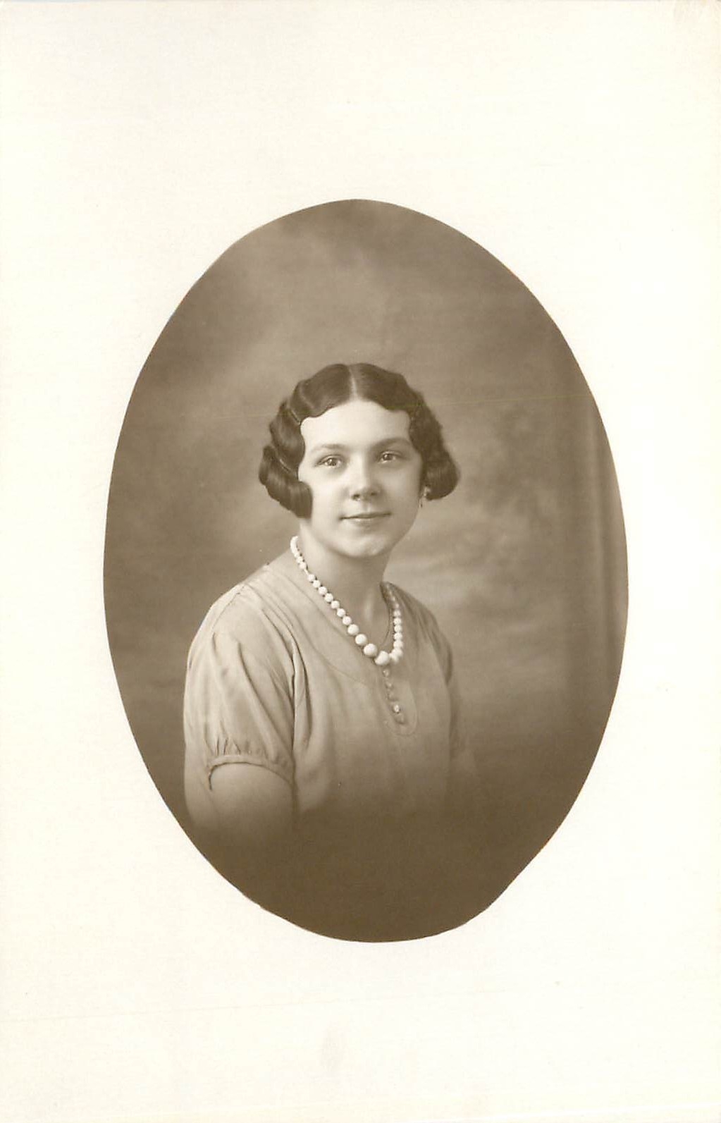 Portrait d'une jeune femme — époque 1920 — éditeur KSTAK, n° de série non visible