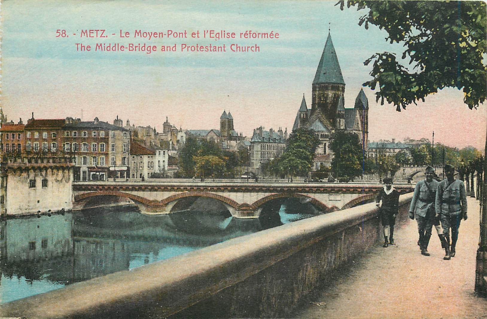 CPA Metz Le Moyen Pont et l'Eglise reformee Militaria