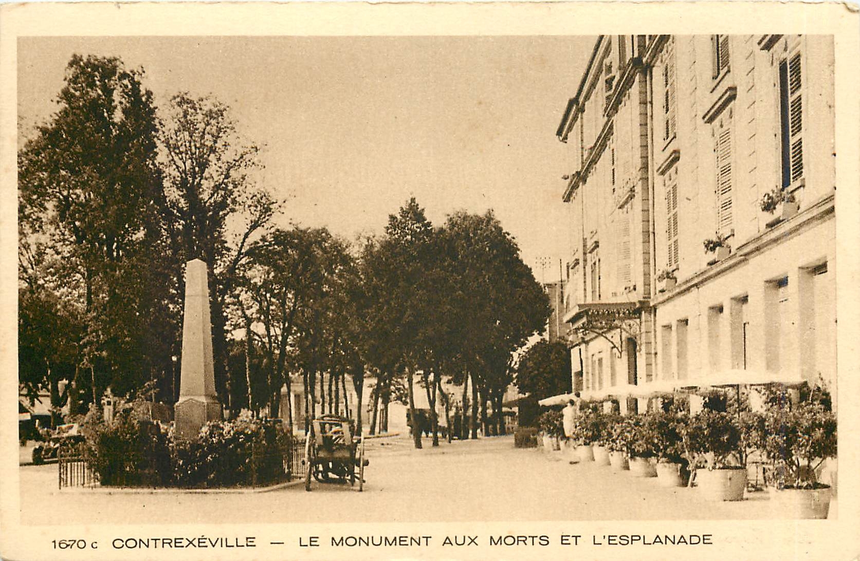 CPA Contrexeville Le Monument aux Morts et L'Esplanade 