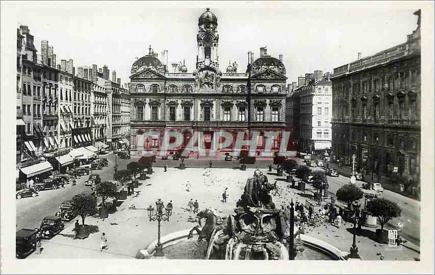 CPA Lyon Place des Terreaux L'Hotel de Ville et Fontaine Bartholdi 