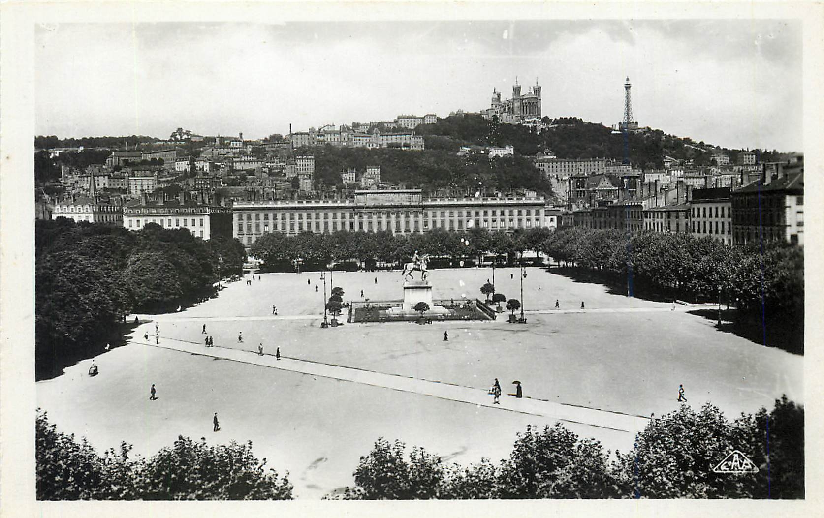 CPA Lyon Place Bellecour et coteau de Fourviere 