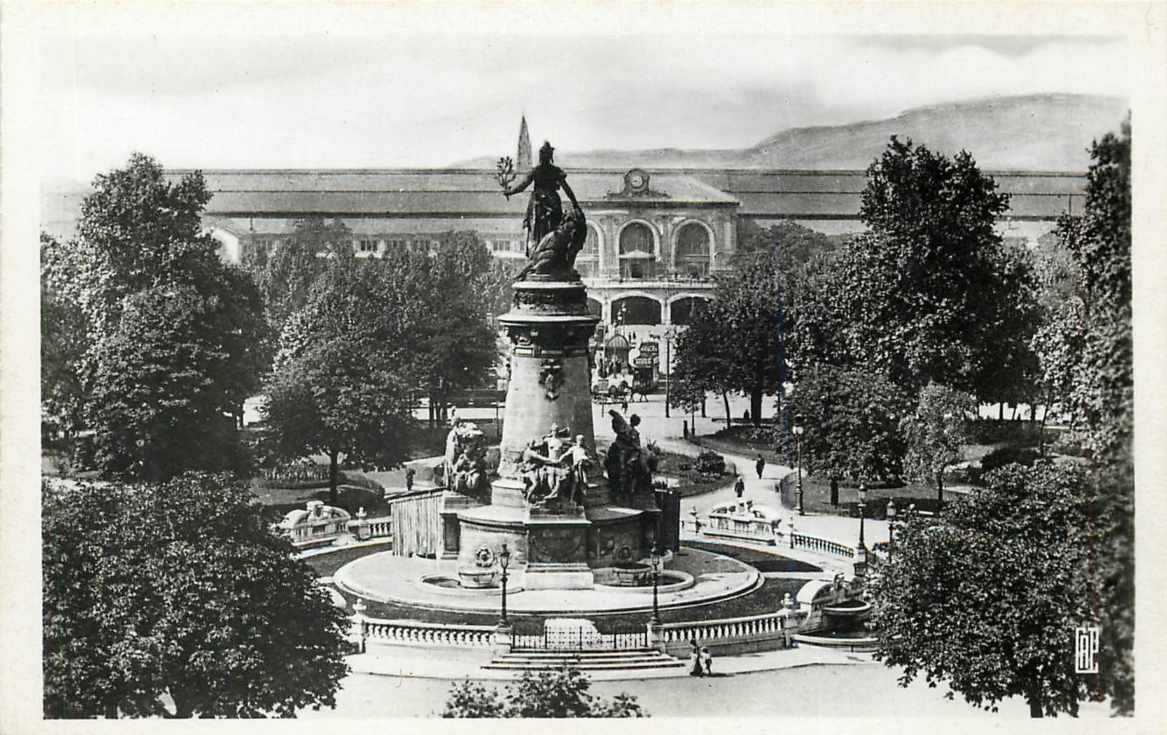 CPA Lyon La Place Carnot Monument de la Republique et Gare Perrache 