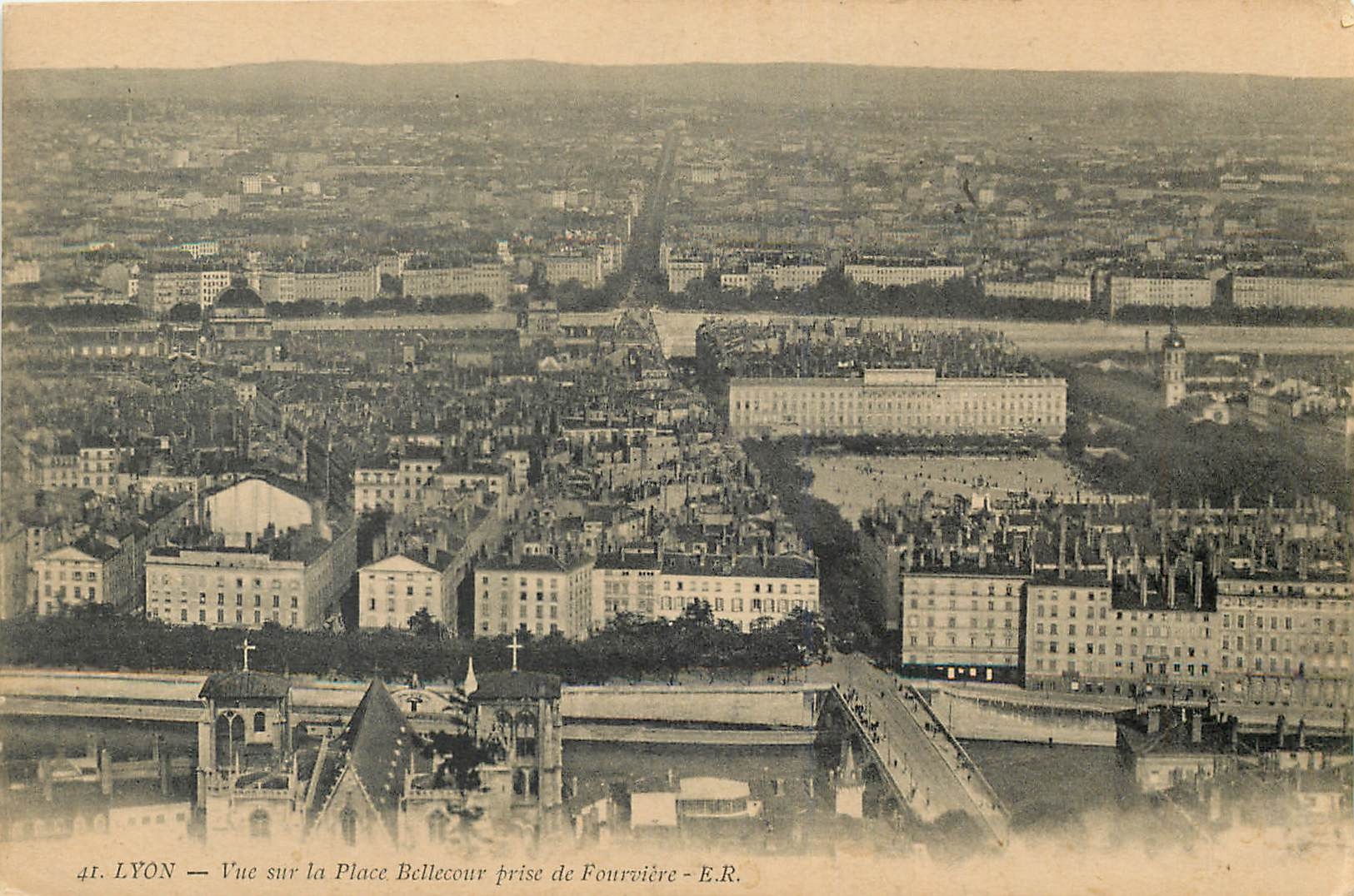 CPA Lyon Vue sur la Place Bellecour prise de Fourviere 