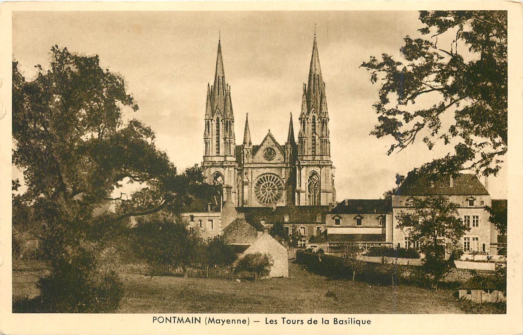 CPA Pontmain Mayenne Les Tours de la Basilique 