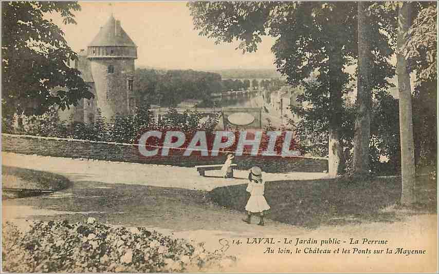 CPA Laval Le Jardin public La Perrine Au loin le château et les ponts sur la Mayenne