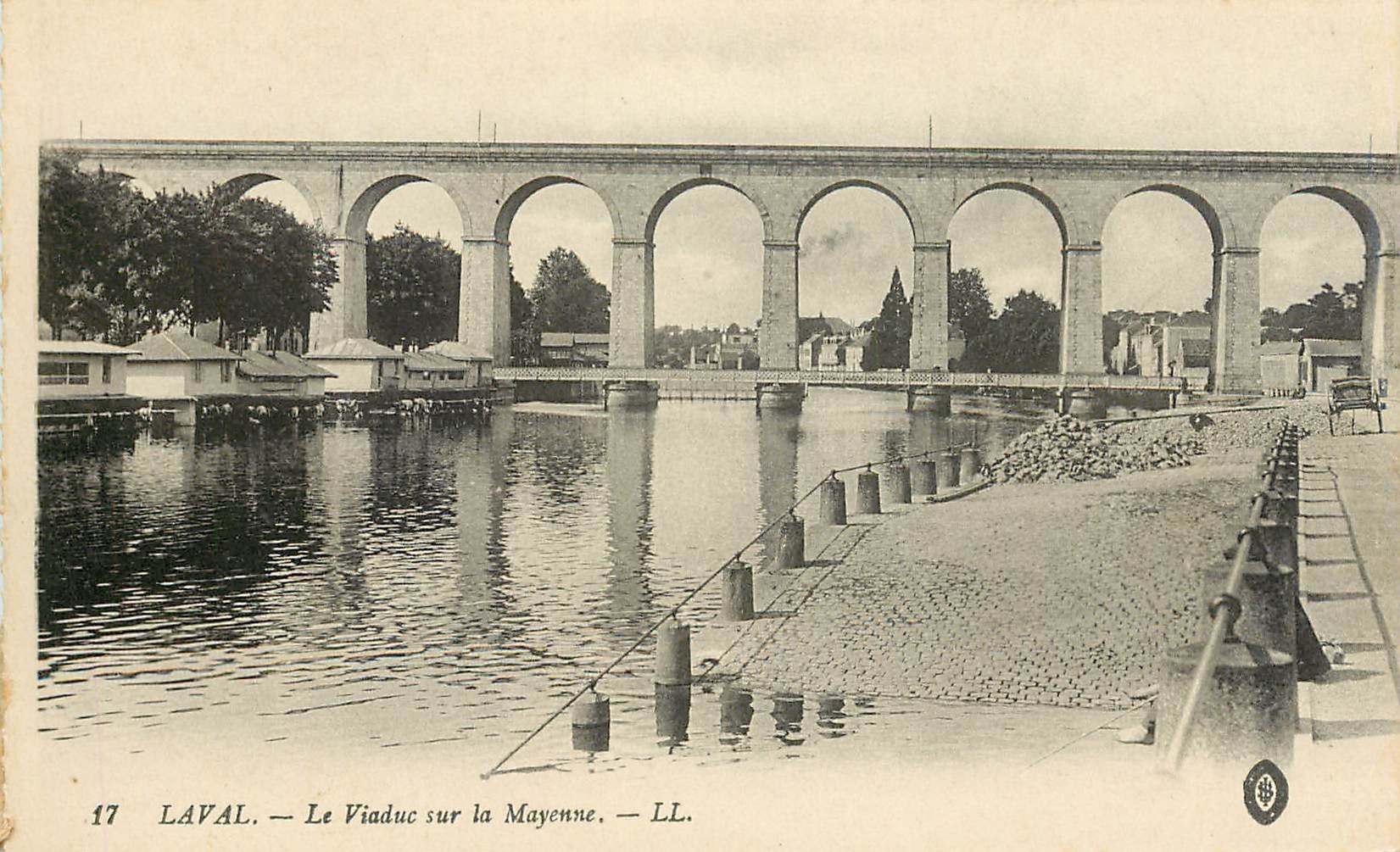 CPA Laval Le Viaduc sur la Mayenne 