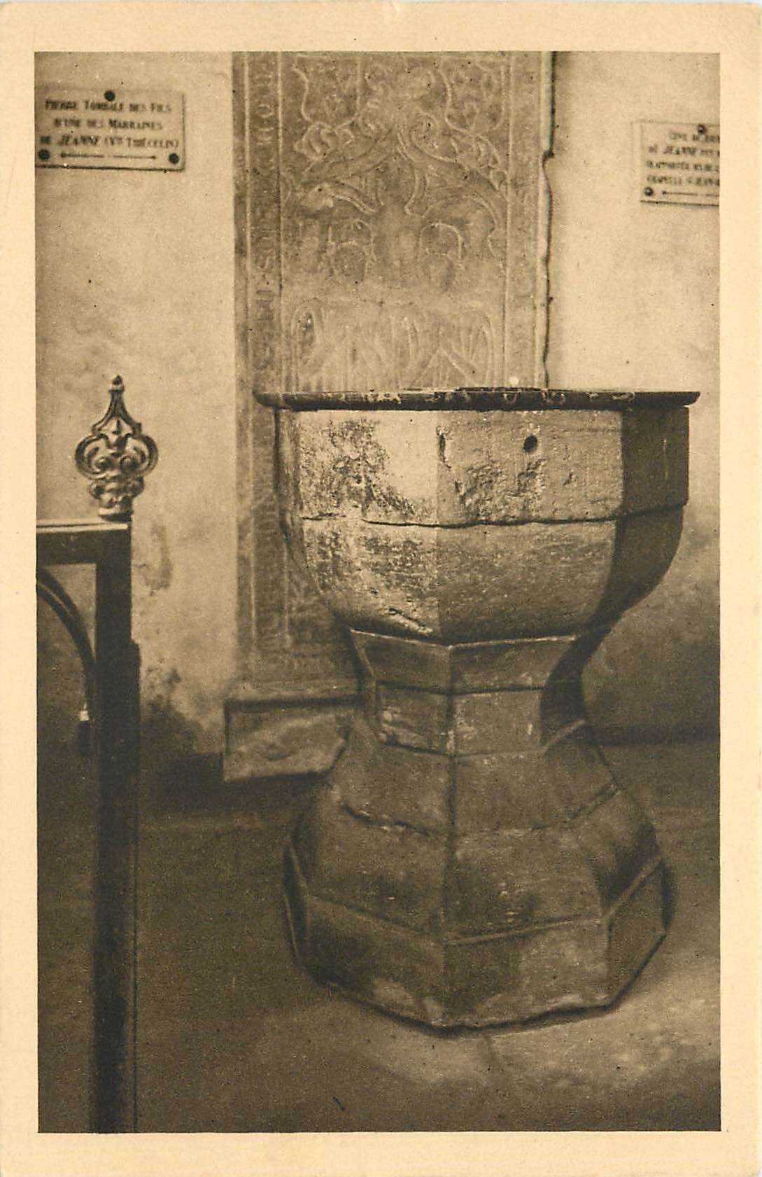 CPA Eglise de Domremy Fonts ou Sainte Jeanne fut baptisee 