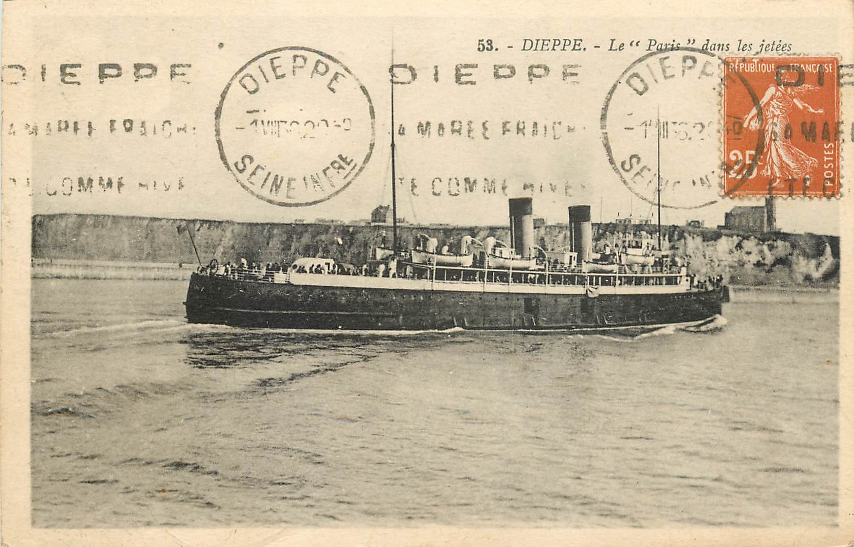 CPA Dieppe Le Paris dans les jetees Bateau