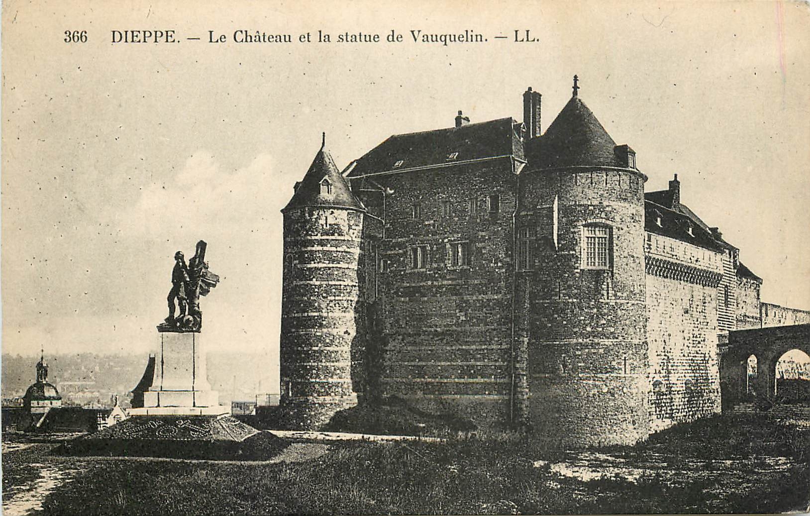 CPA Dieppe Le Chateau et la Statue de Vauquelin 