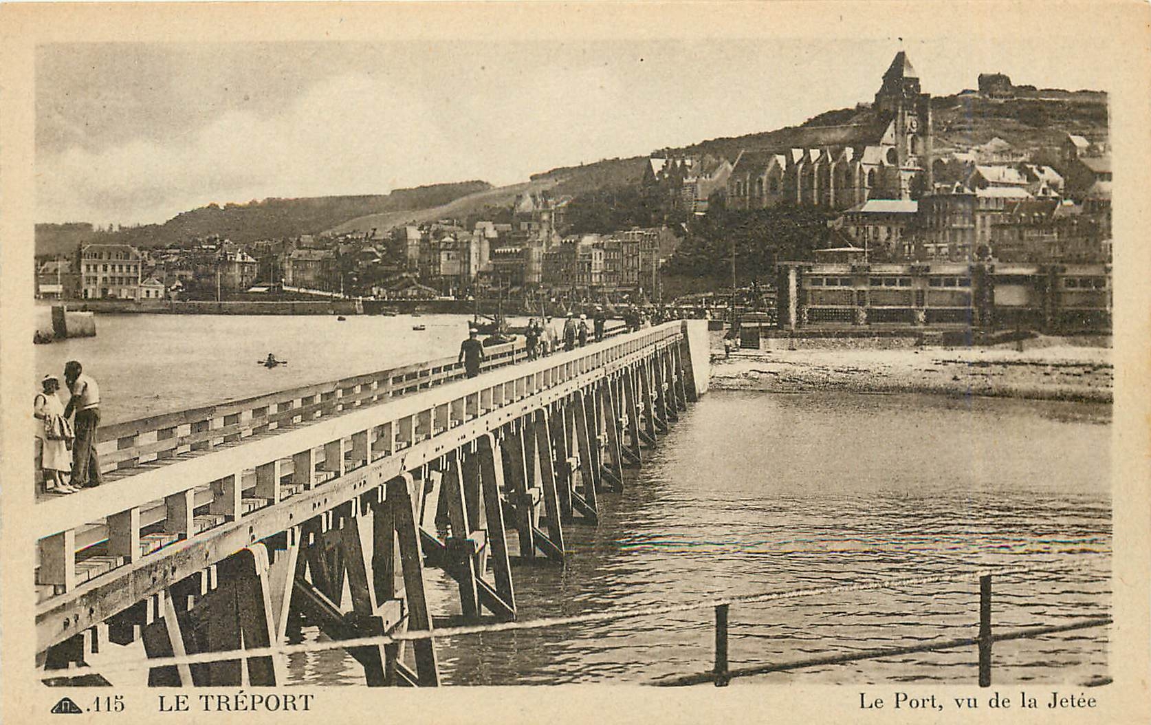 CPA Le Treport Le Port vu de la Jetee 