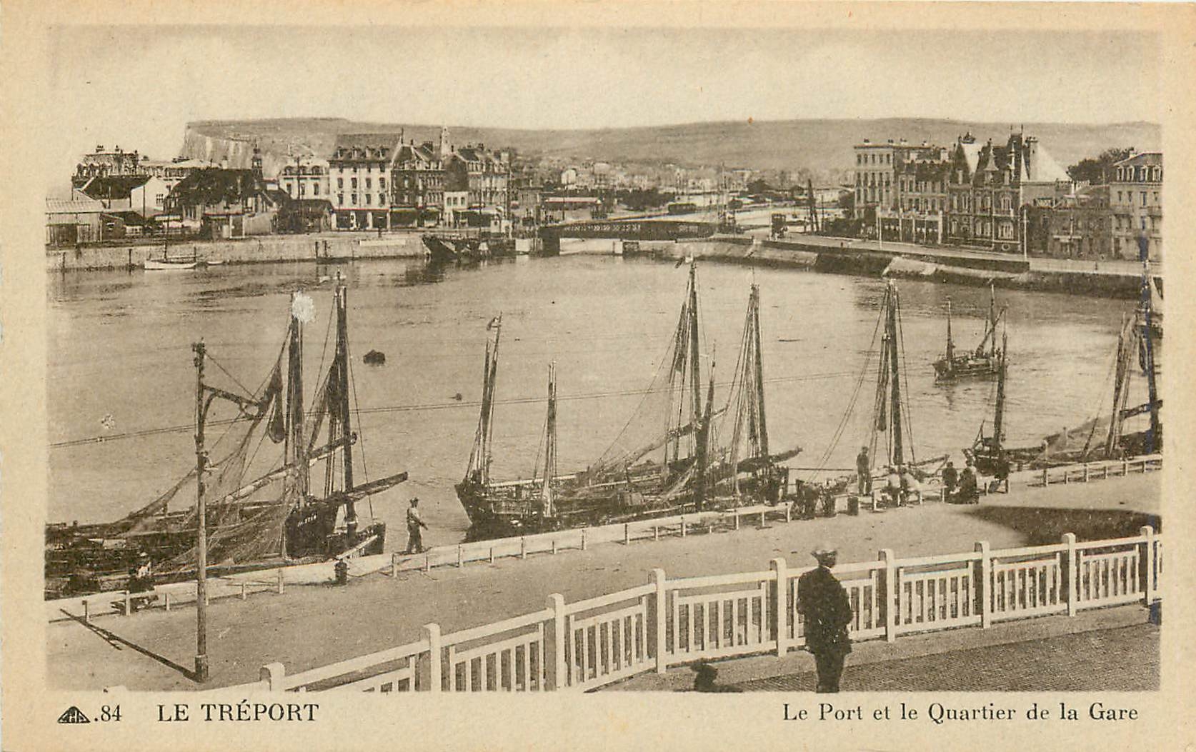 CPA Le Treport Le Port et le Quartier de la Gare Bateaux