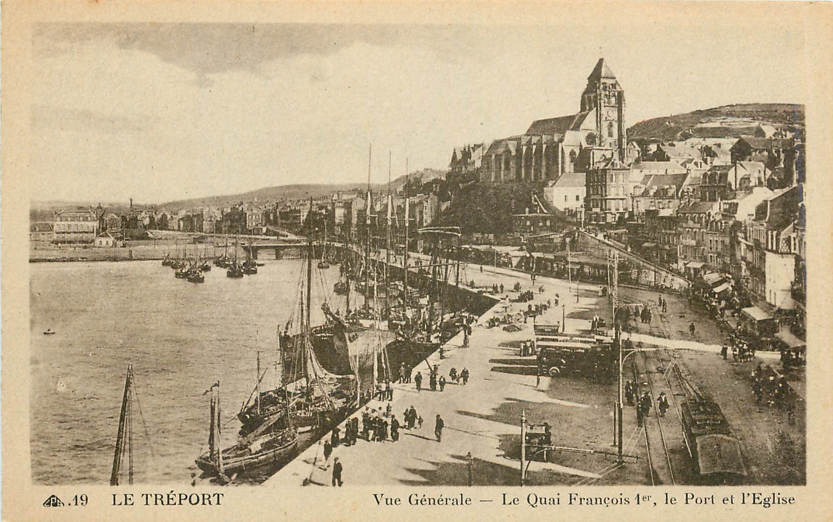 CPA Le Treport Vue Generale Le Quai Francois 1er Le port et l'eglise Bateaux