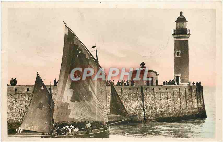 CPA Le Treport La Jetee et le Phare Bateau