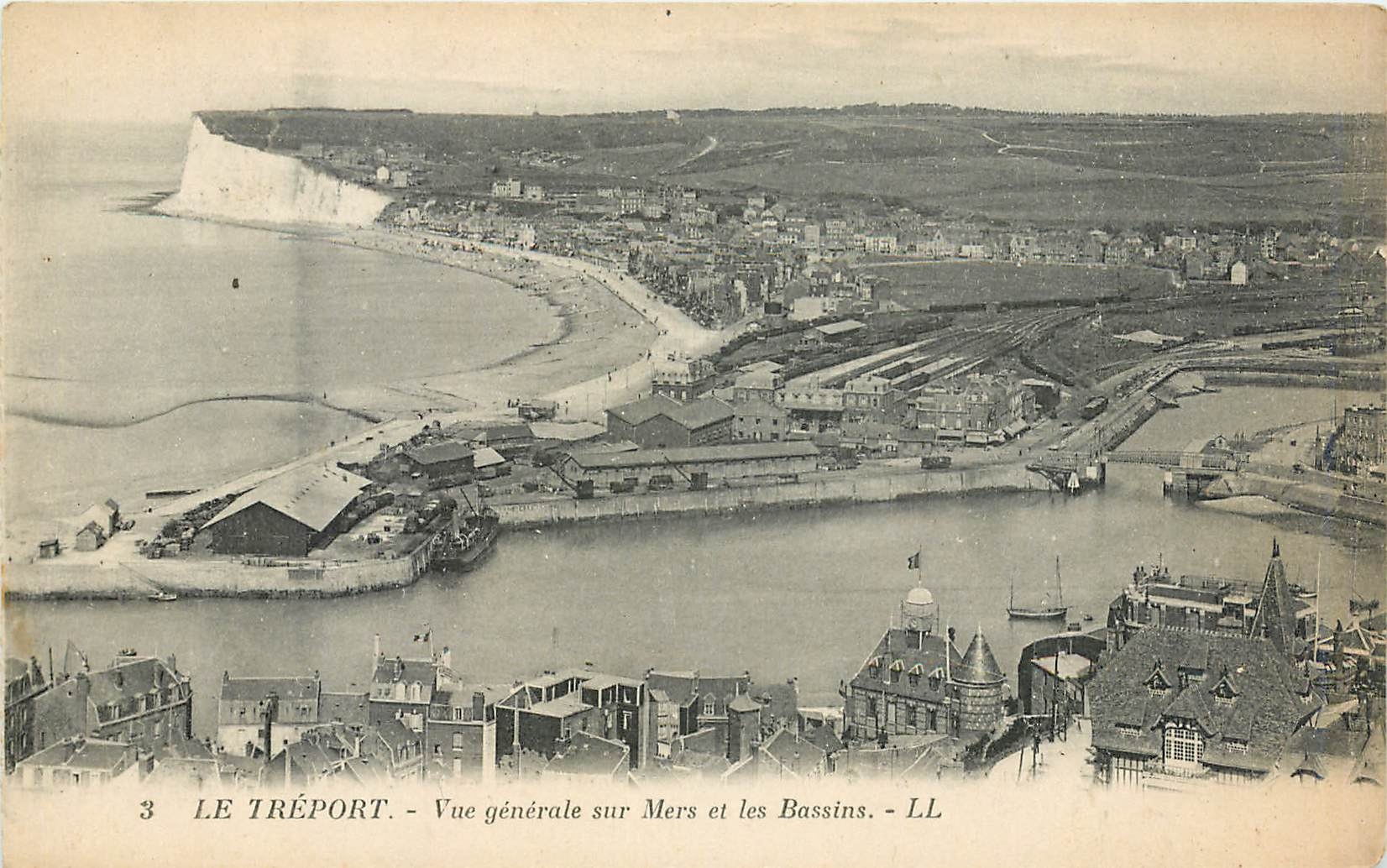 CPA Le Treport Vue generale sur Mers et les Bassins 