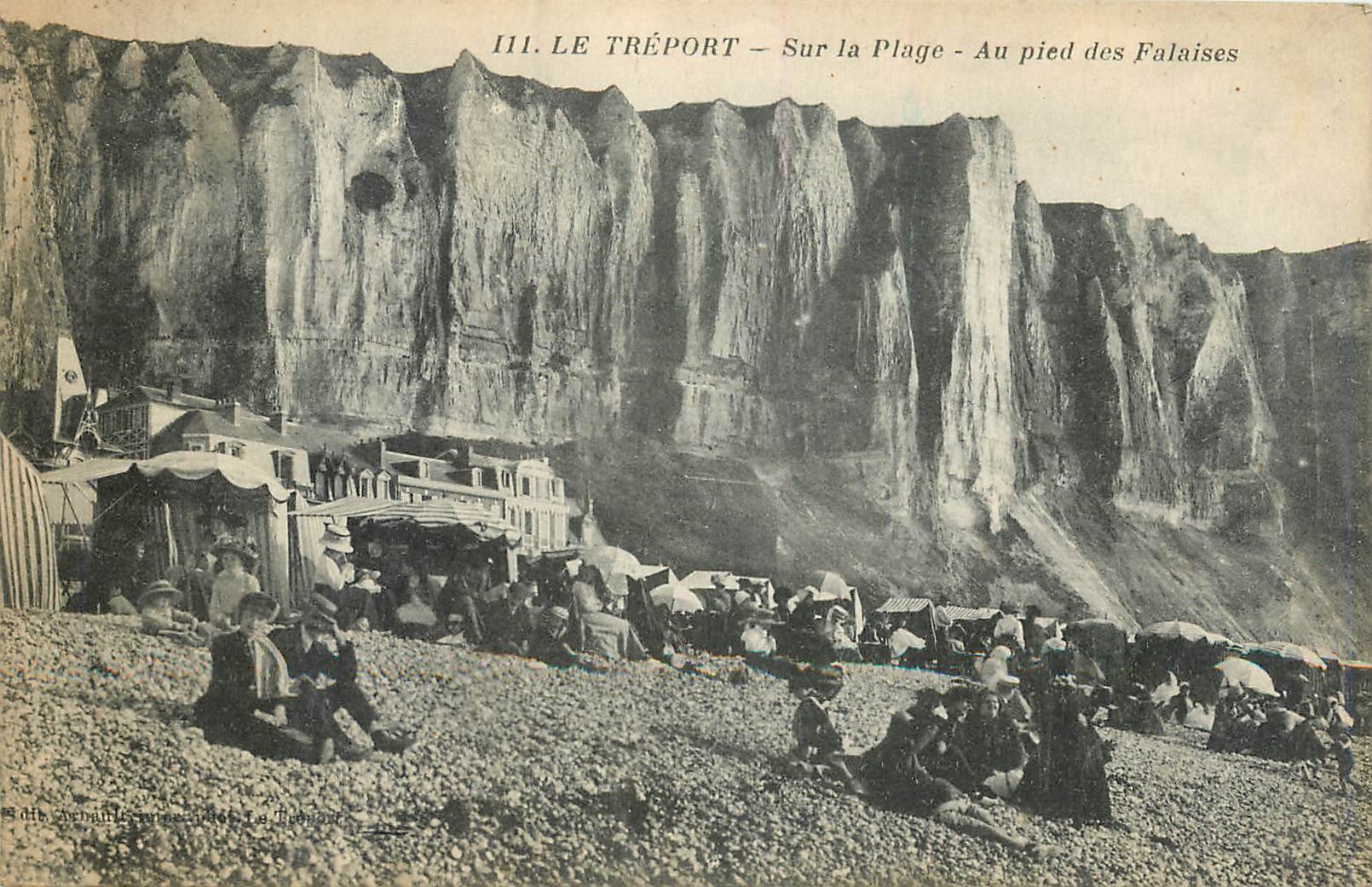 CPA Le Treport Sur la Plage Au pied des Falaises 