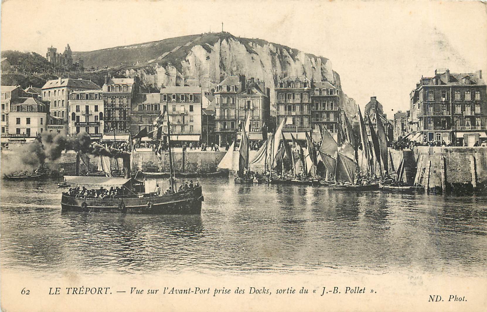CPA Le Treport Vue sur l'Avant Port prise des Docks sortie du JB Pollet Bateaux