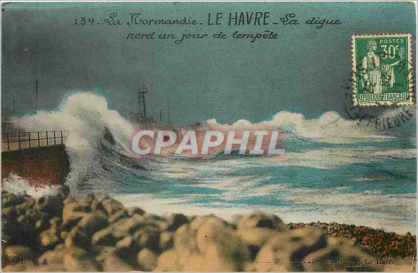 CPA La Normandie Le Havre La digue nord un jour de tempete 