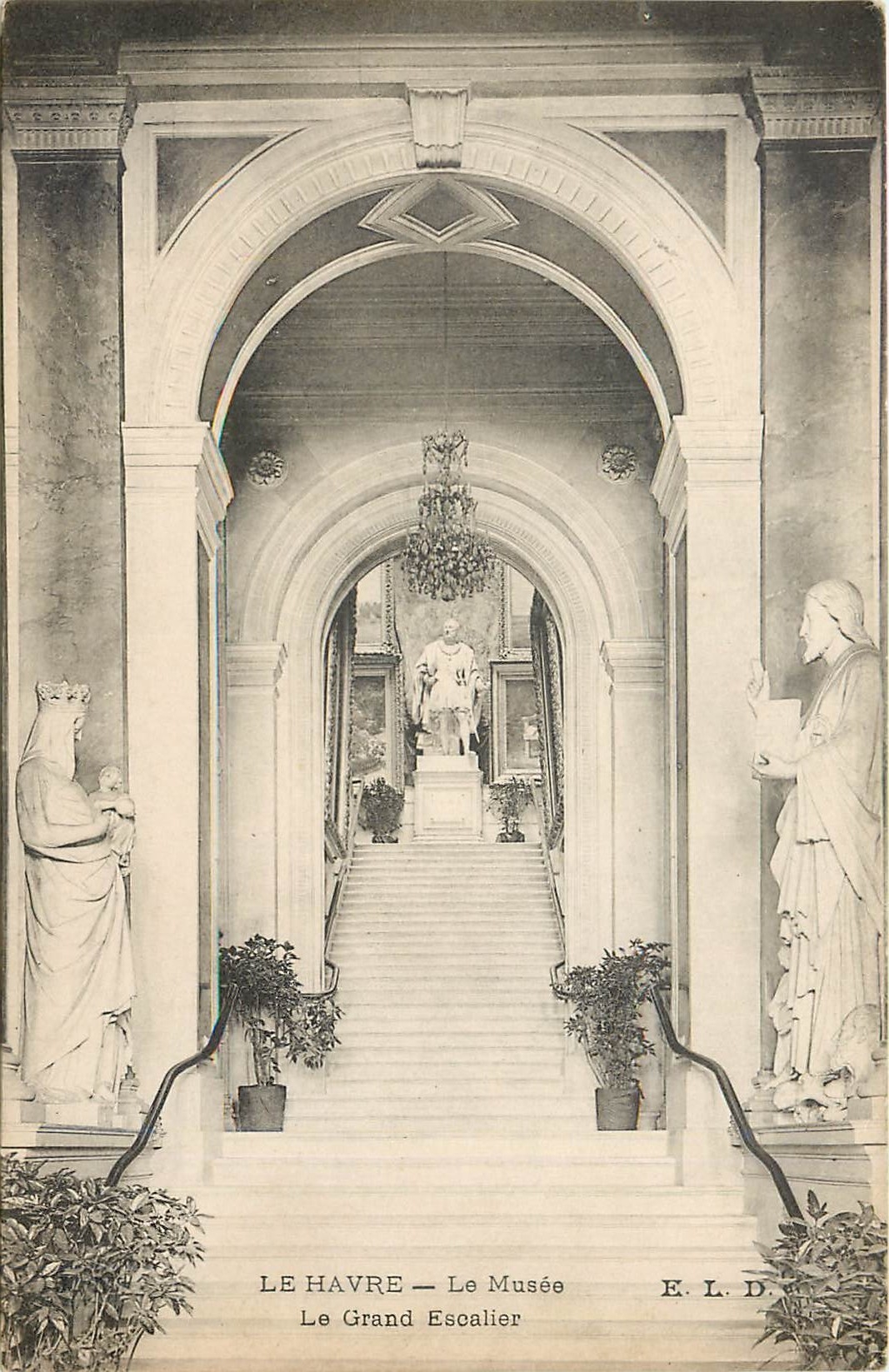 CPA Le Havre Le Musee Le Grand Escalier 