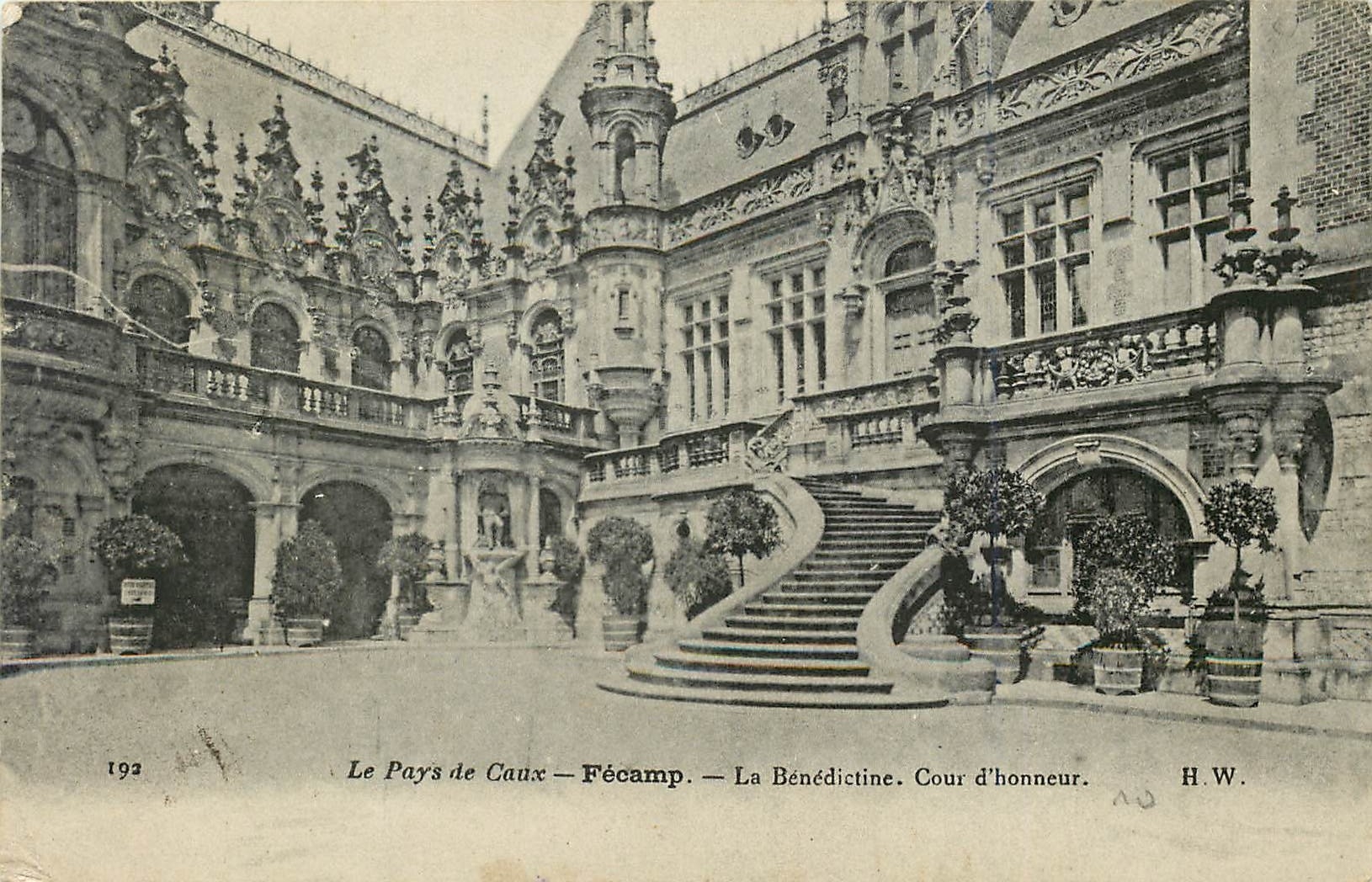 CPA Le Pays de Caux Fecamp La Benedictine Cour d'Honneur 