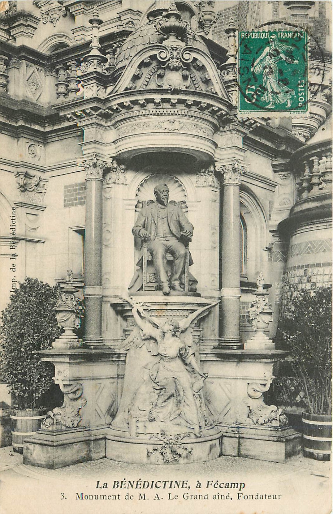 CPA La Benedictine a Fecamp Monument de MA Le Grand aine Fondateur 
