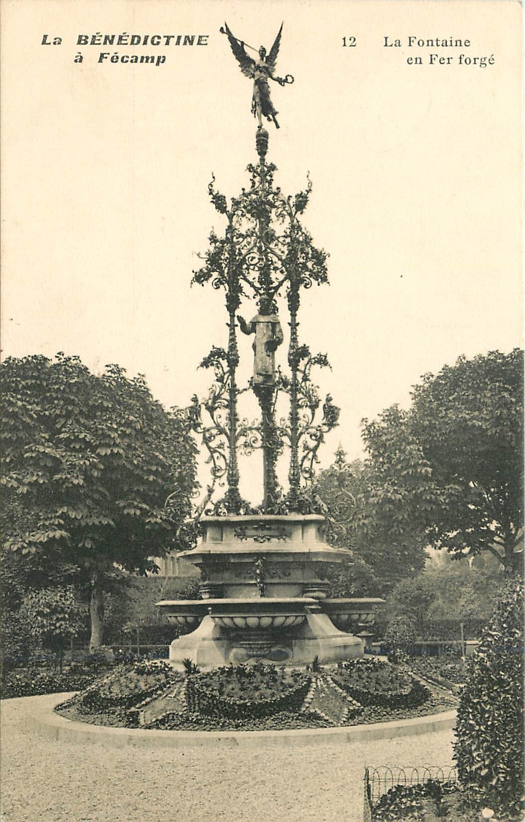 CPA La Benedictine a Fecamp La Fontaine en Fer forge 