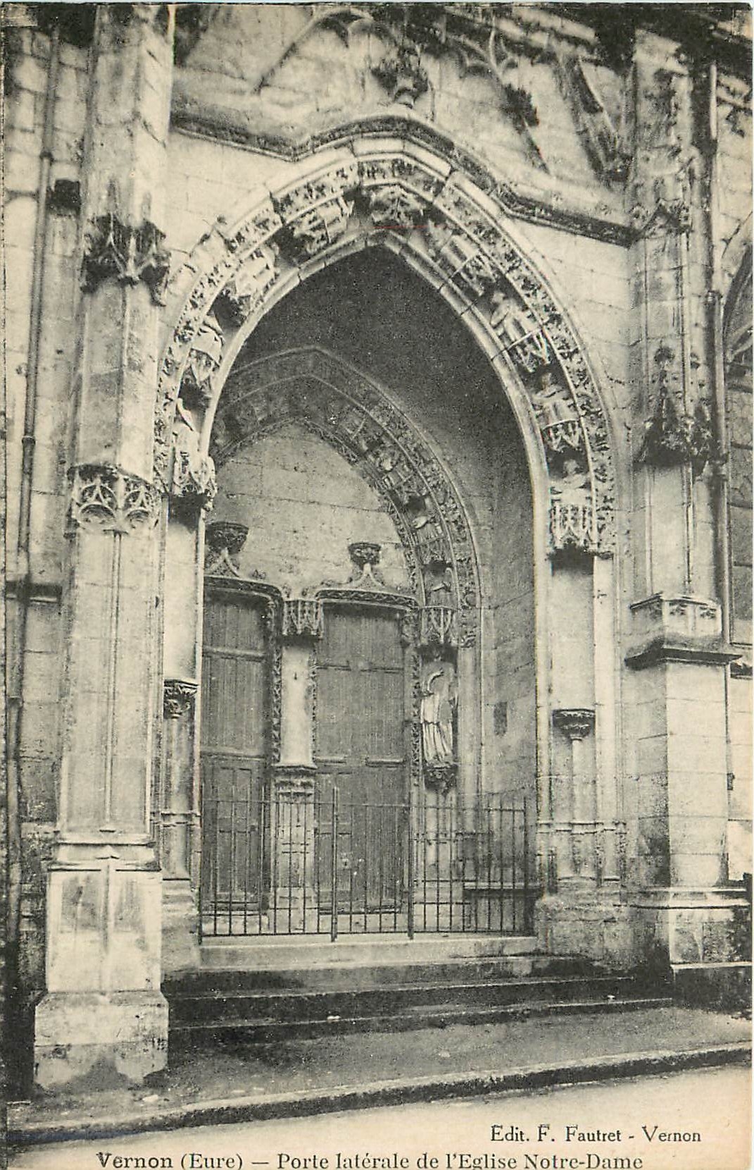CPA Vernon Eure Porte laterale de l'Eglise Notre Dame 