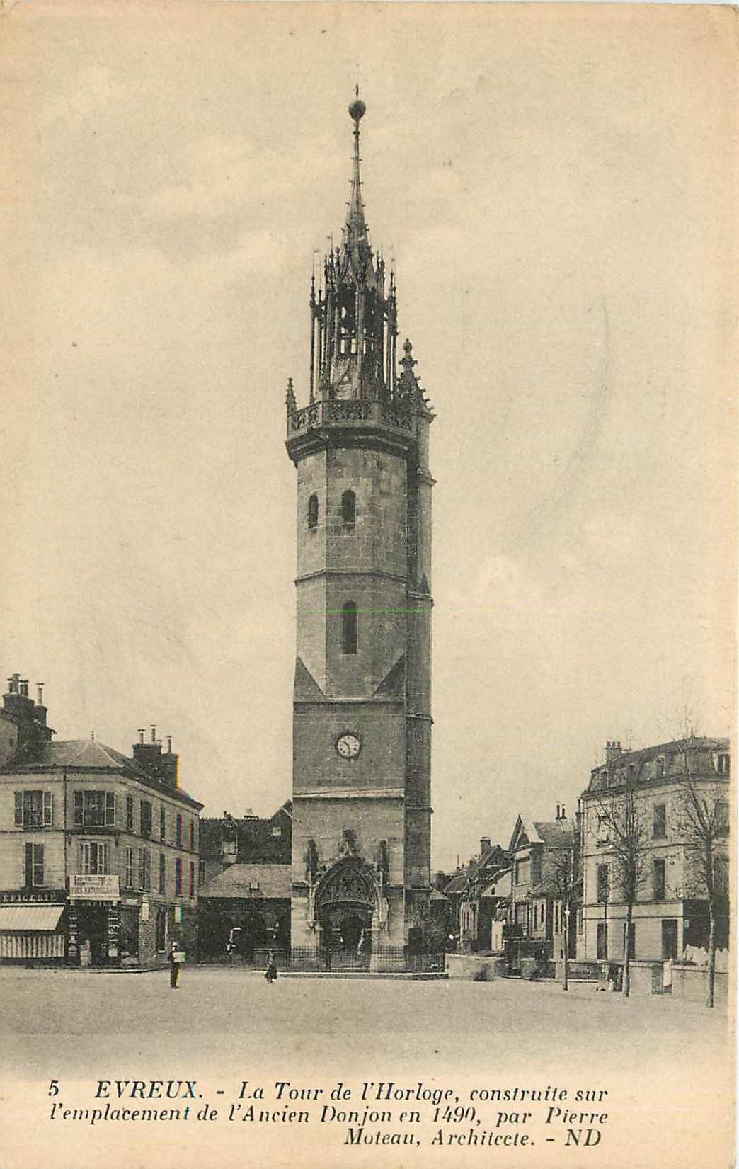 Evreux - La Tour de l'Horloge, construite sur l'emplacement de l'Ancien Donjon en 1490, par Pierre Moteau, Architecte