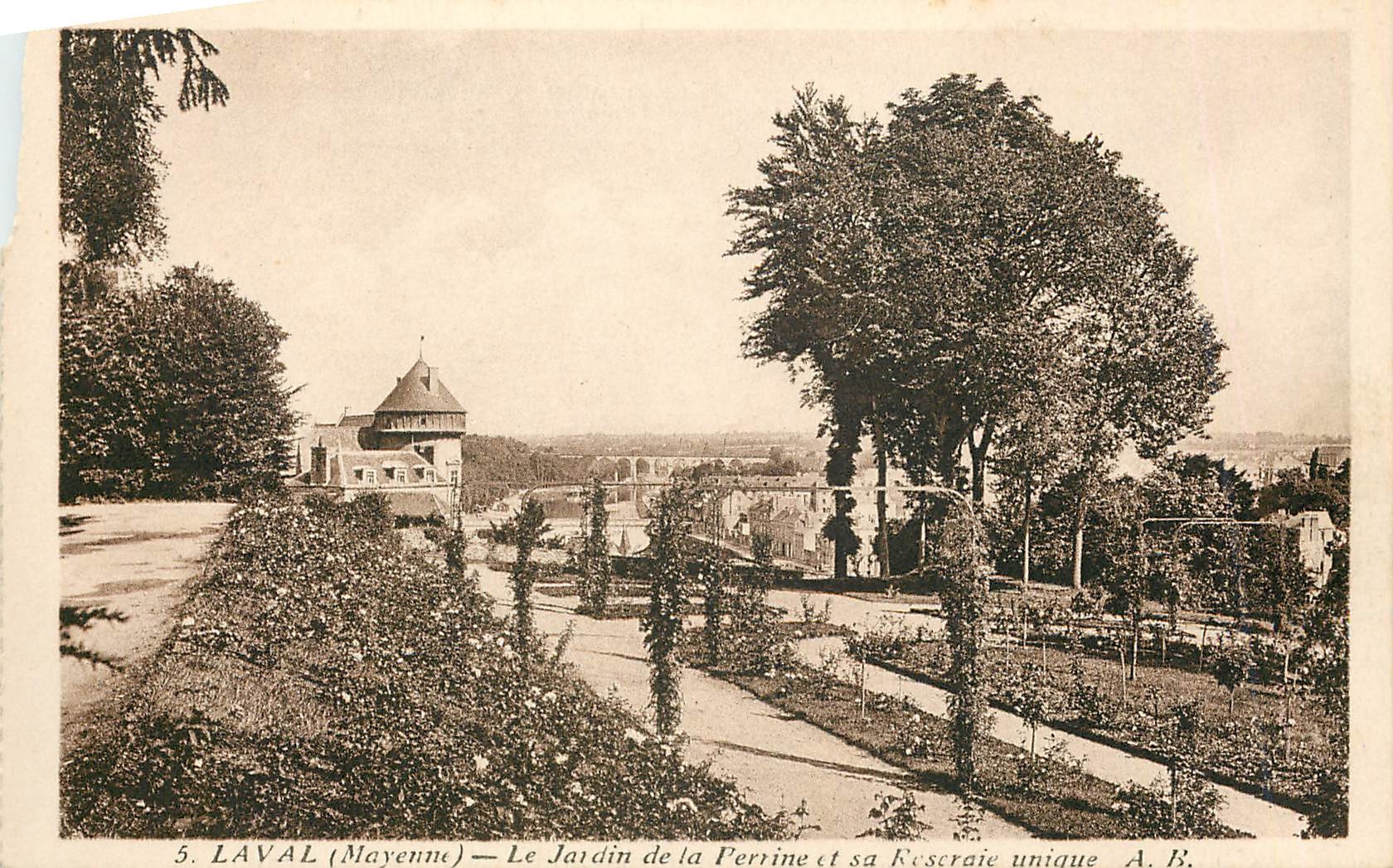 CPA Laval Mayenne Le jardin de la Ferrine et sa rescaie unique AB