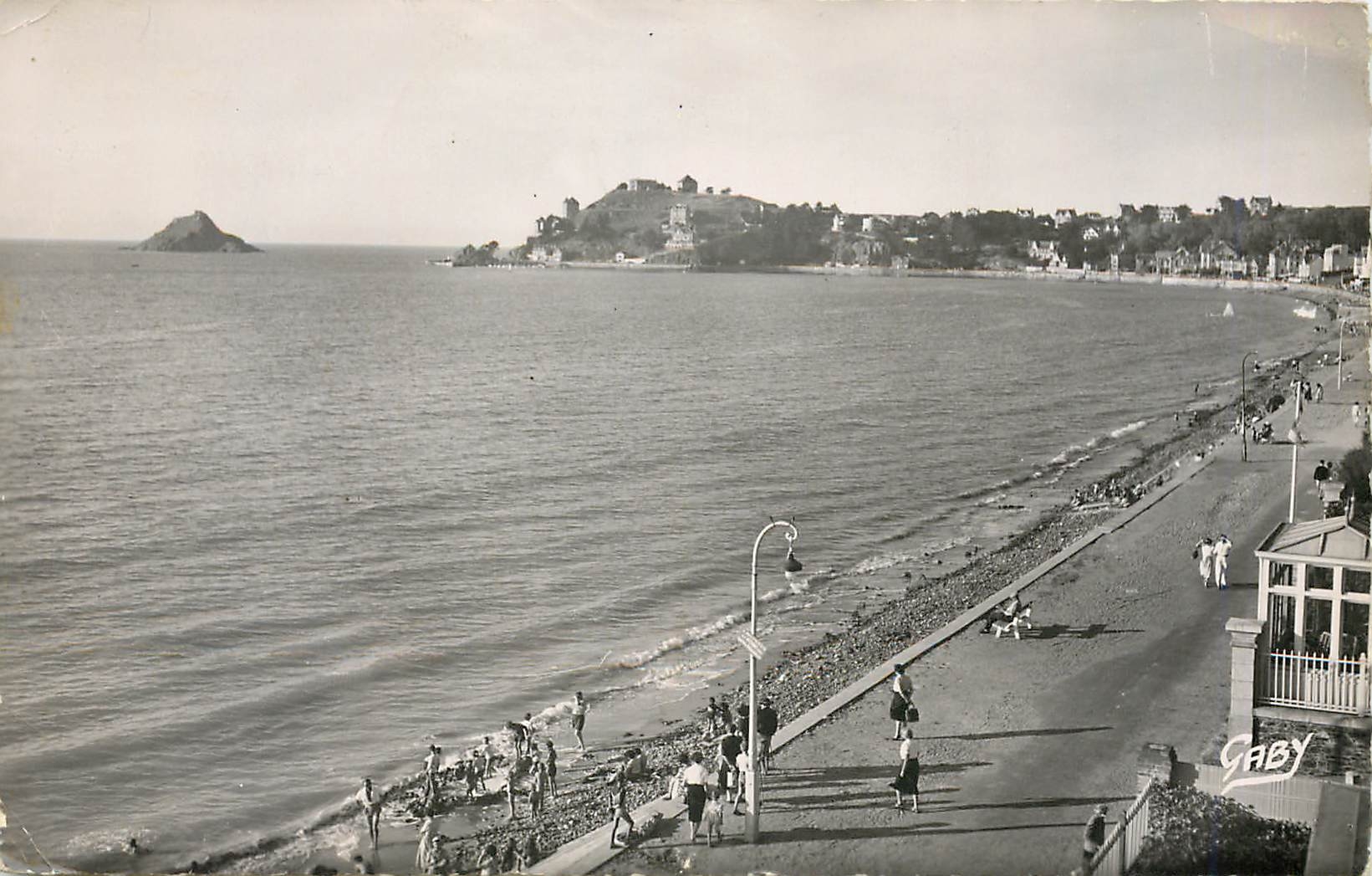 CPM Le val Andre C du N La promenade bordant la plage vers la Pointe de piege au fond le Verdelet