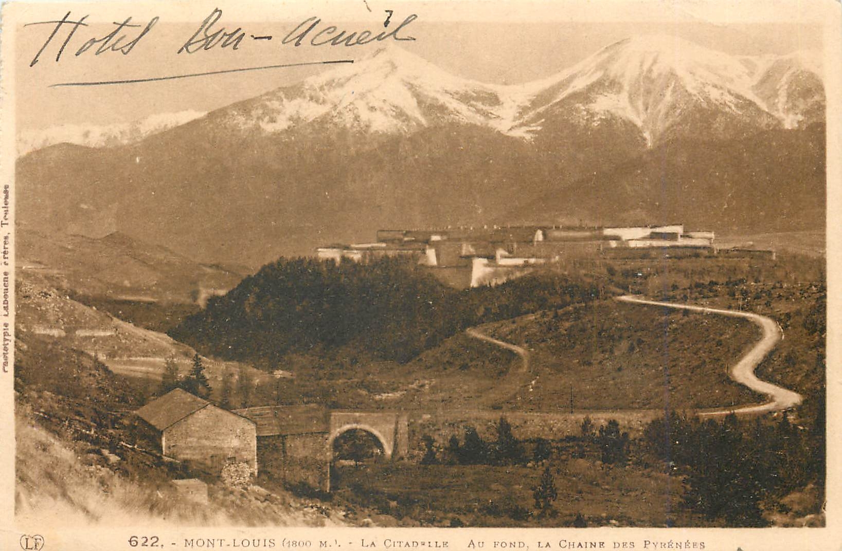 Mont-Louis (1800 m.) — La Citadelle — Au fond, la chaîne des Pyrénées — éditeur: Toulouse