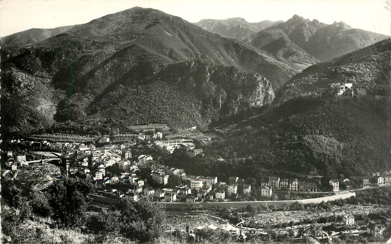 CPA Amelie les bainsPO Vue generale Entrée des Gorges Le Fort Au fond frontiere Espagnole