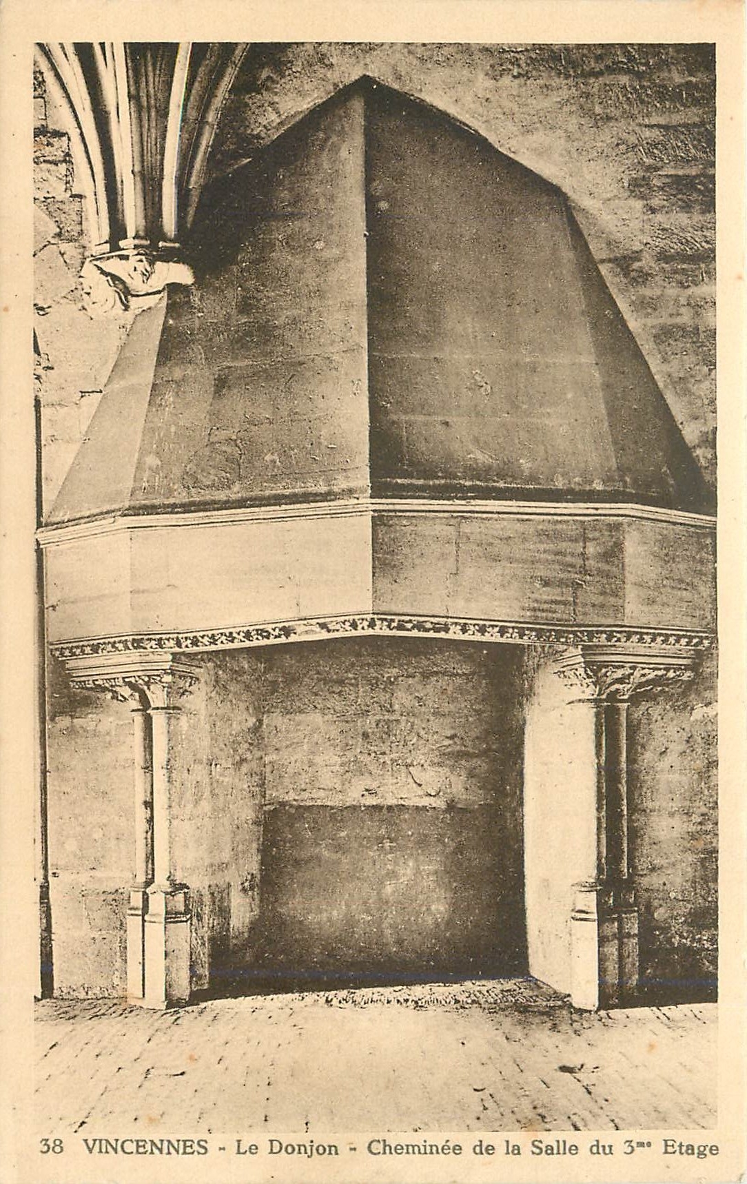 CPA Vincennes Le donjon Cheminee de la Salle du 3 eme etage