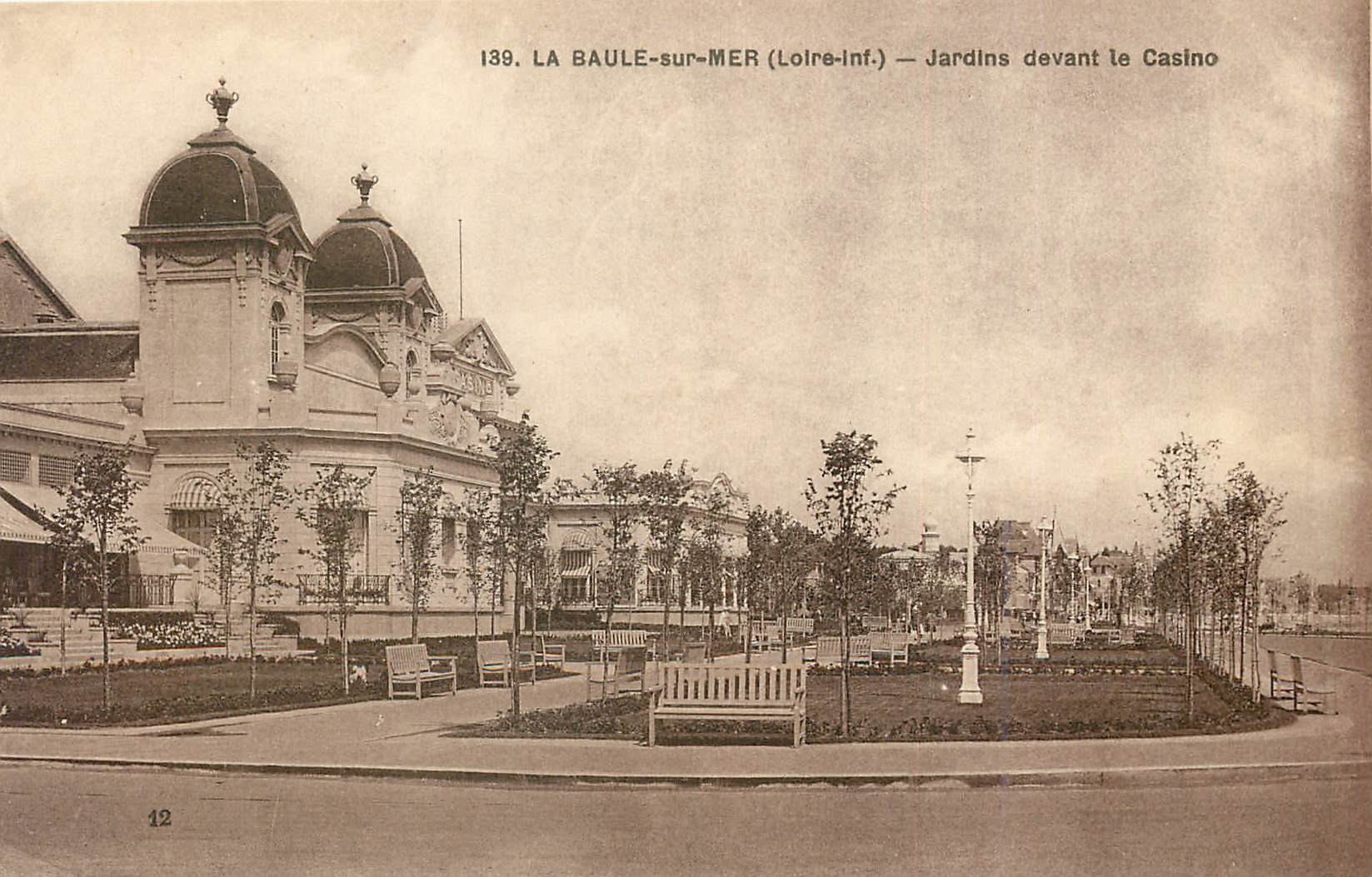 CPA La baule sur mer Loire jardin devant le casino