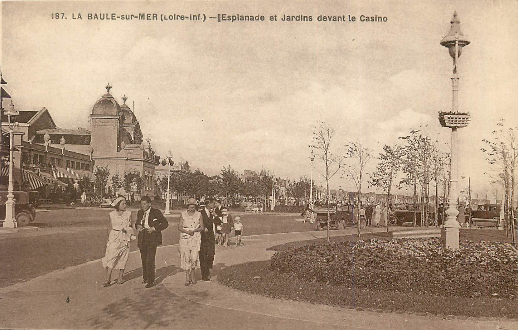CPA La baule sur mer Loire l' Esplande et jardin devant le casino