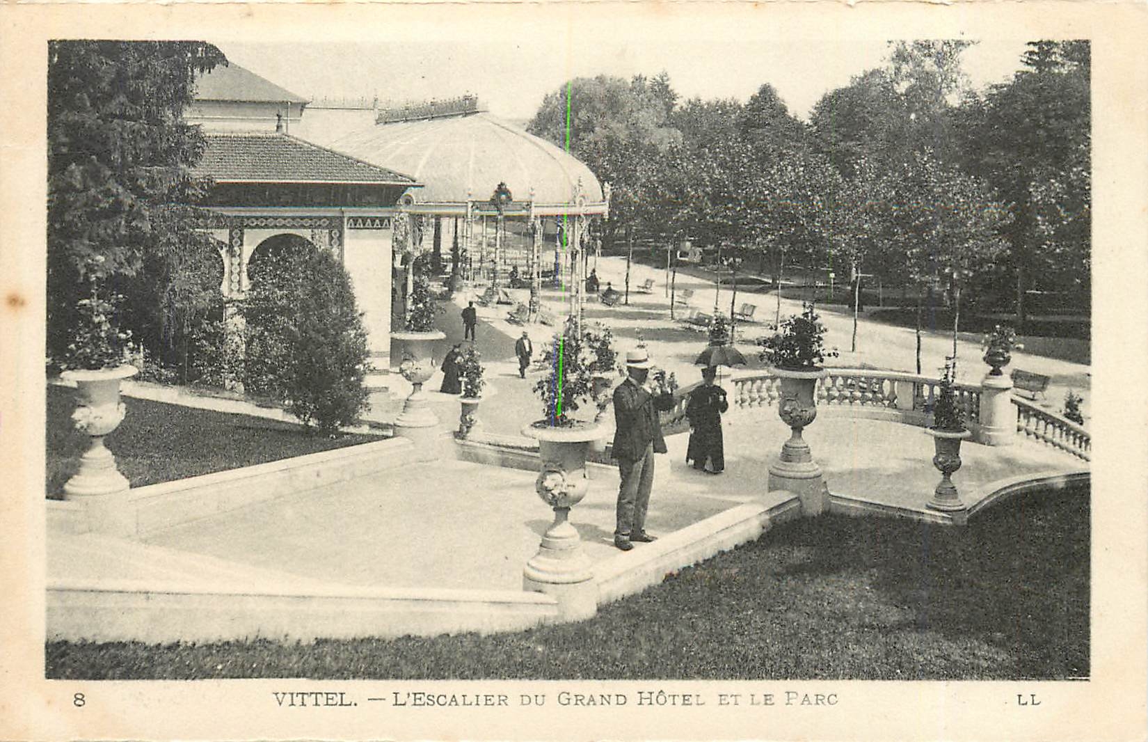CPA Vittel l'escalier du grand hotel et le parc