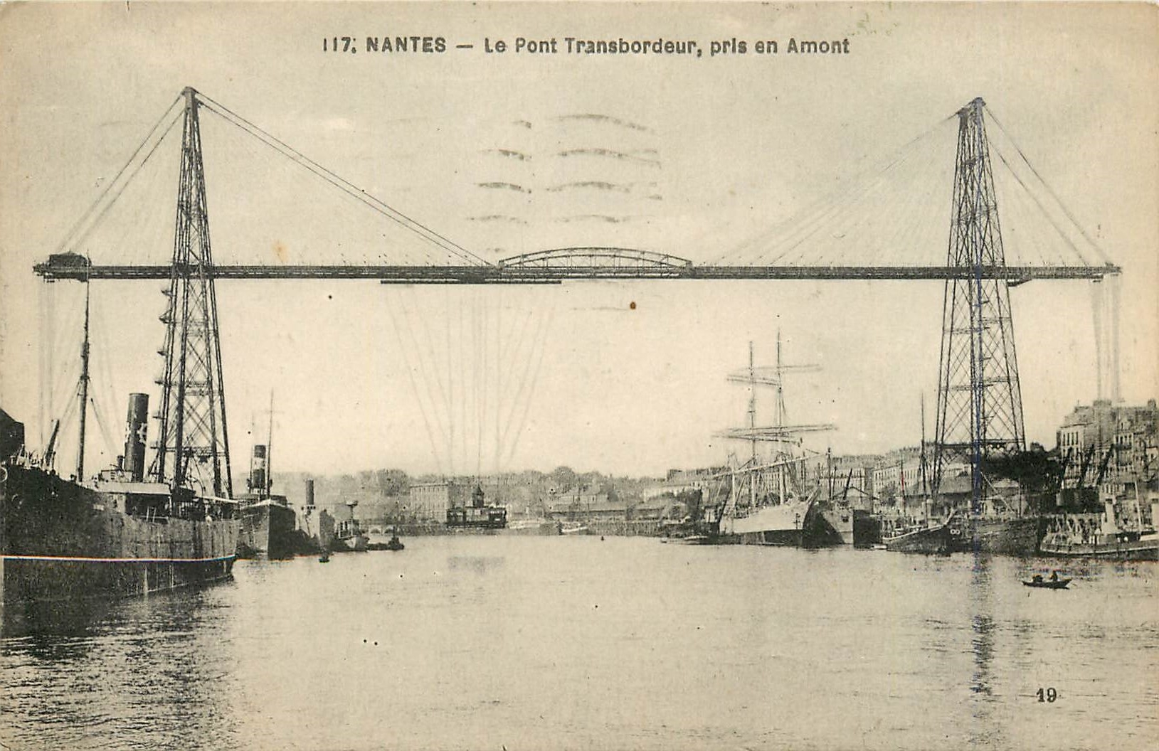 CPA Nantes le Quai de la Fosse et la ville pris du transbordeur Bateaux