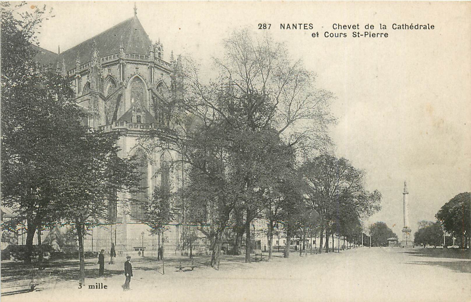 CPA Nantes chevet de le Cathedrale et cours St Pierre