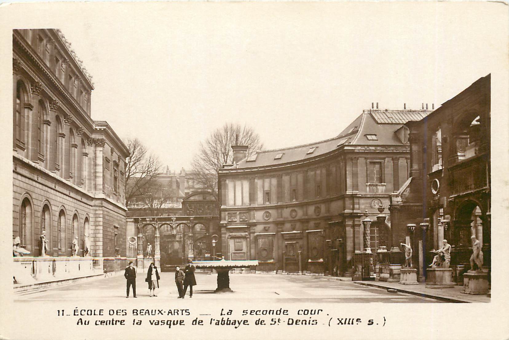 CPA Ecole des beau arts la seconde cour au centre la vasque de l'Abbaye de St Denis XIII e s
