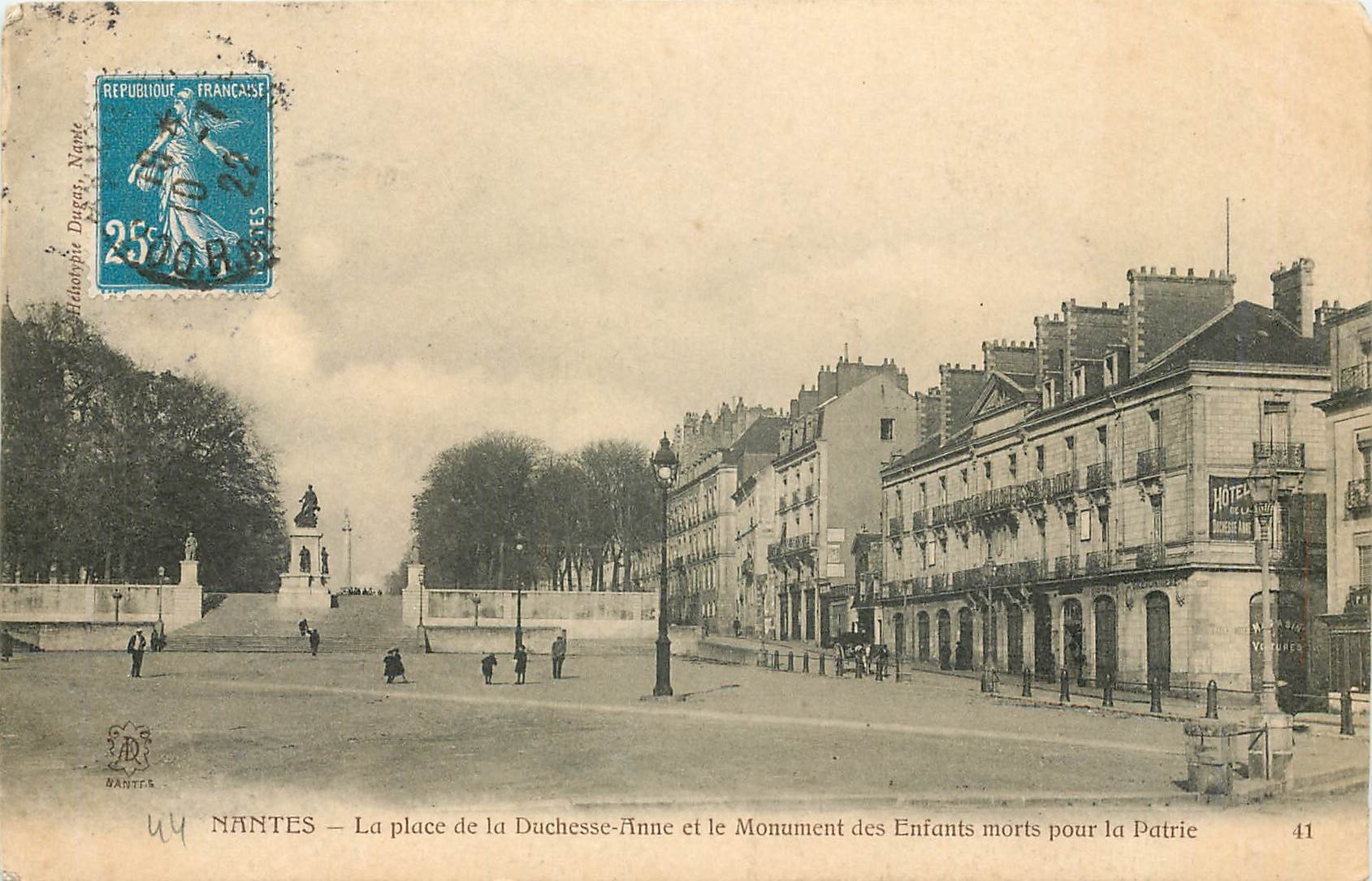 CPA Nantes La place de la Duchse anne et le Monument des nfants morts pour la Patrie