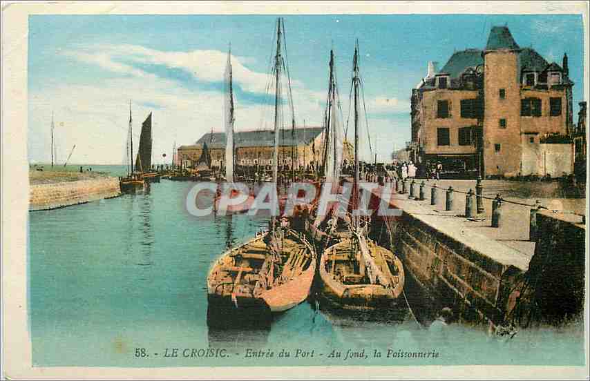 CPA Le croisic loire inf   Entrée du Port Au fond La Poissonnerie Bateaux