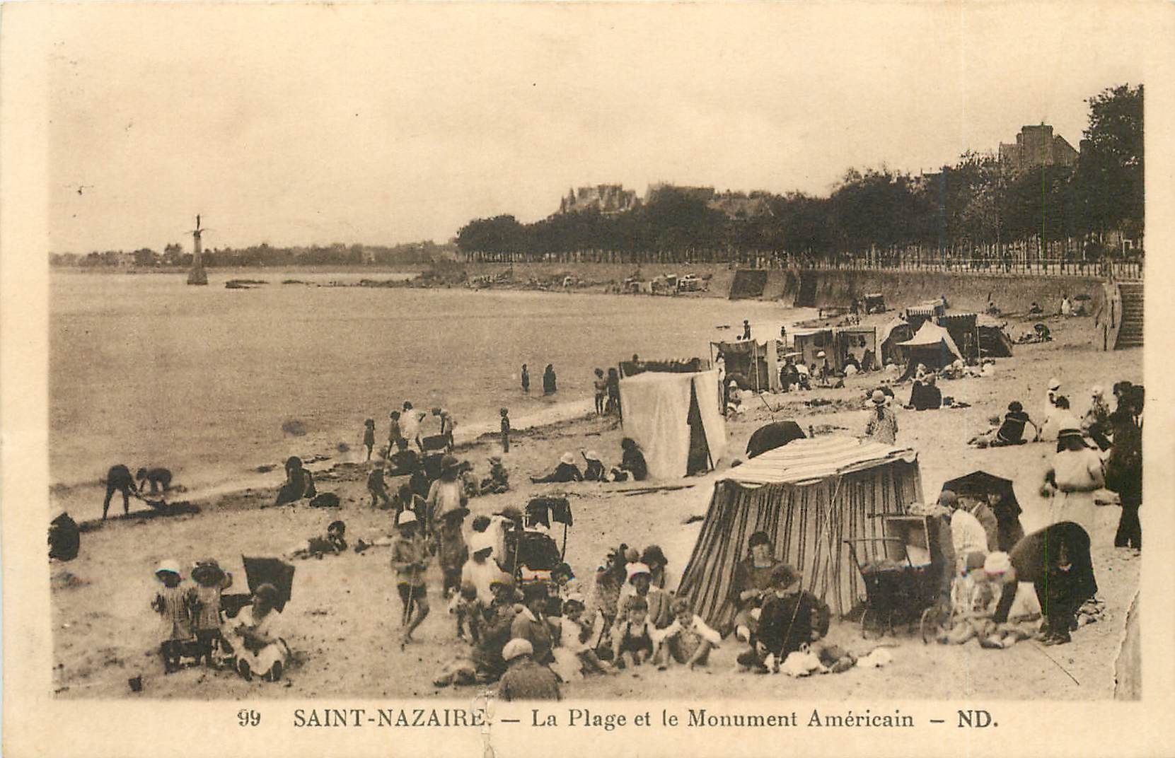 CPA Saint Nazaire la Plage et le Monument Americain ND