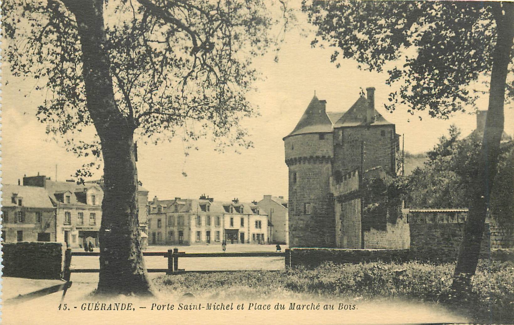 CPA GuerandePorte Saint Michel et Place du Marche au Bois