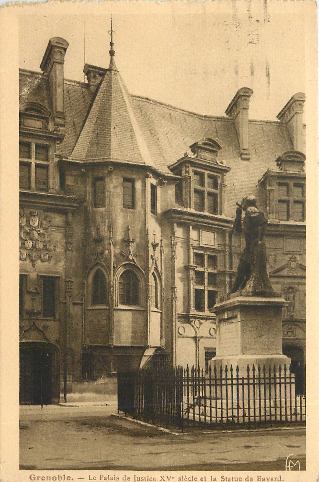 CPA Grenoble Le Palais de justice Xve siecle et la Statue de Bavard