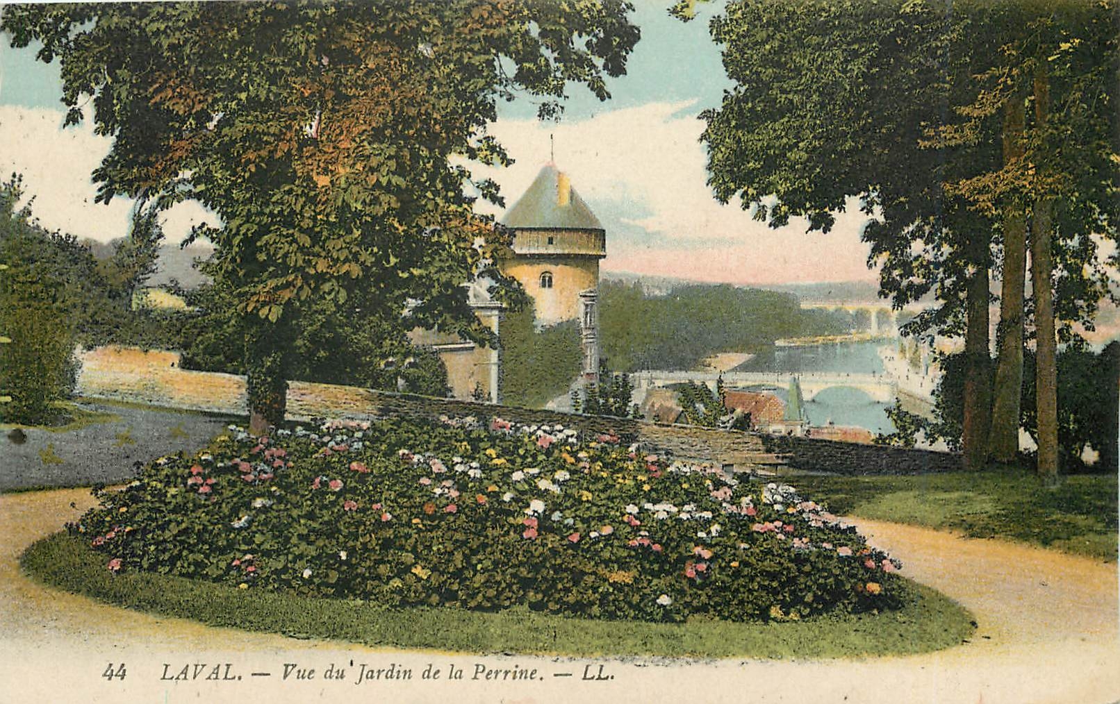 CPA Laval vue du jardin de la Perrine