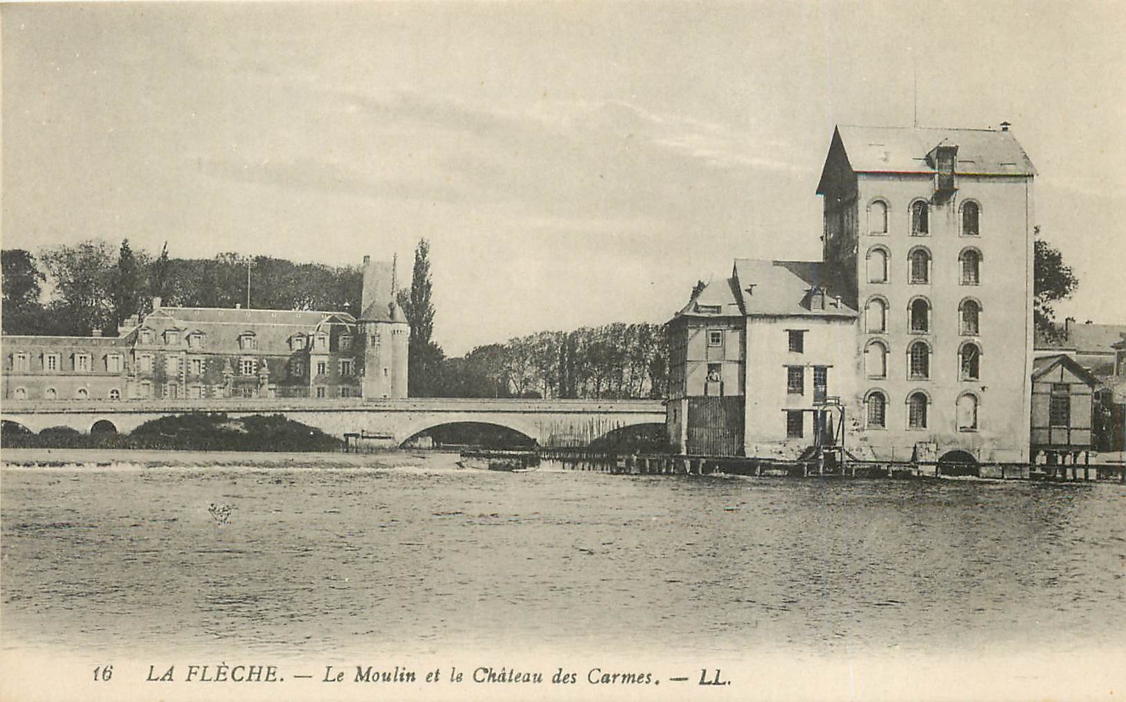 CPA la fleche le moulin et le chateau des carmes LL