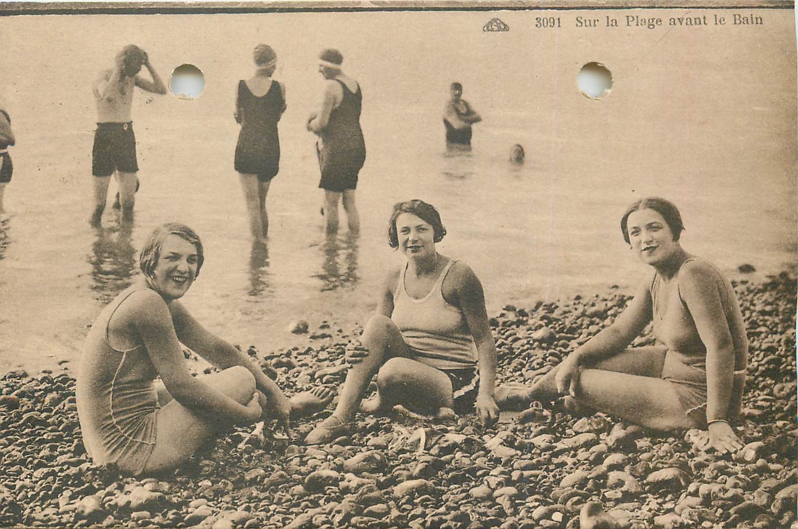 CPA Sur la plage avnat les bains Femmes