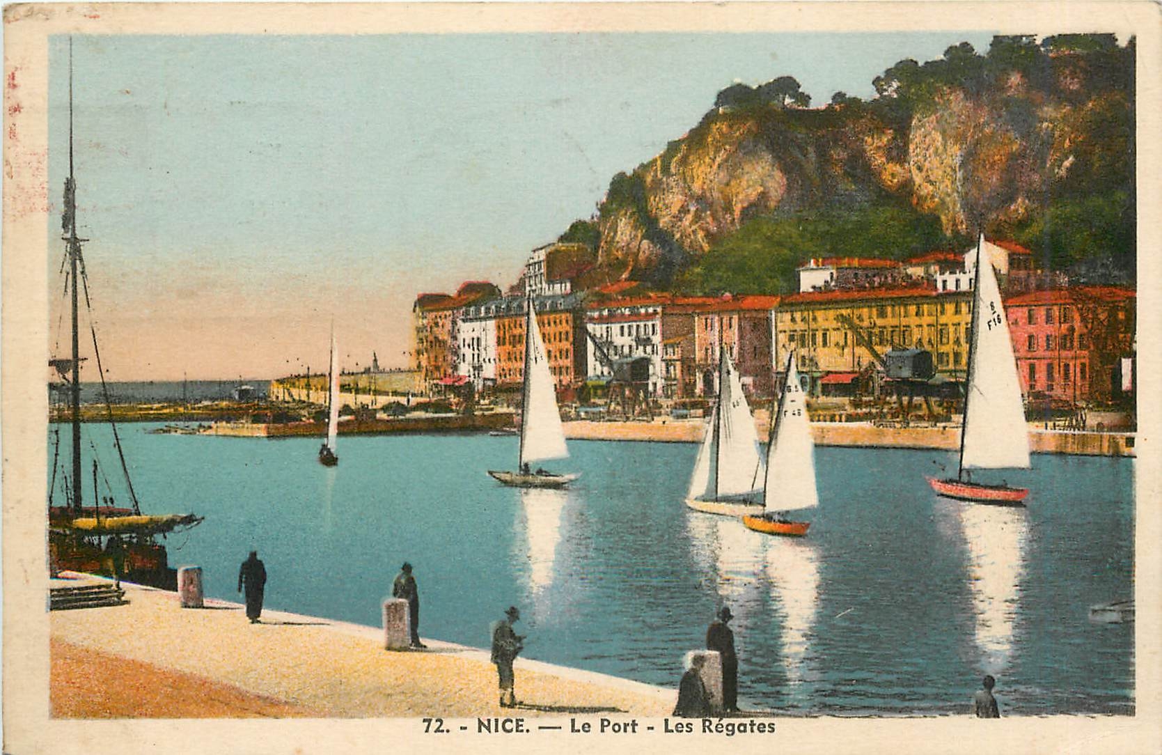CPA Nice le port Les regates Bateaux