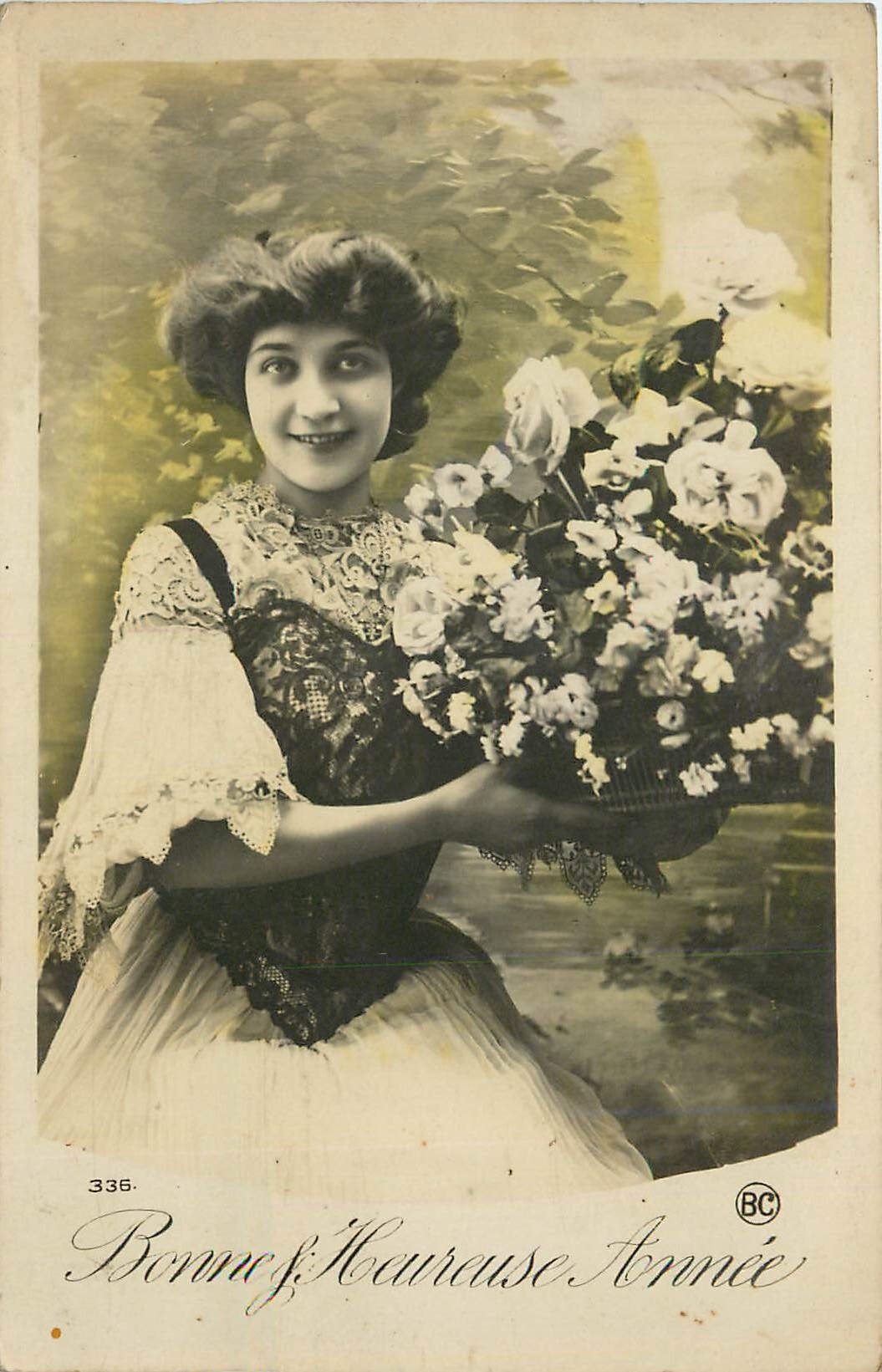 Jeune femme tenant un bouquet de roses — Bonnef. Haurauase, n°335 — BC
